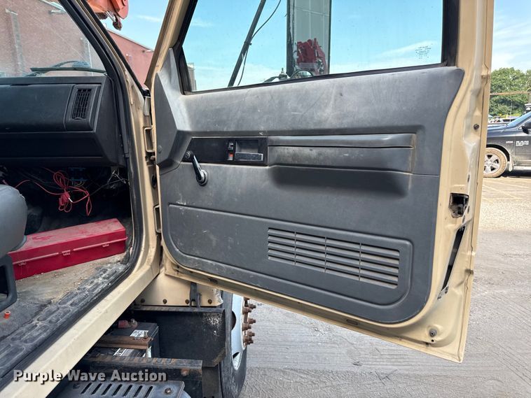 image for item EN8254 2000 GMC C7500 bucket truck