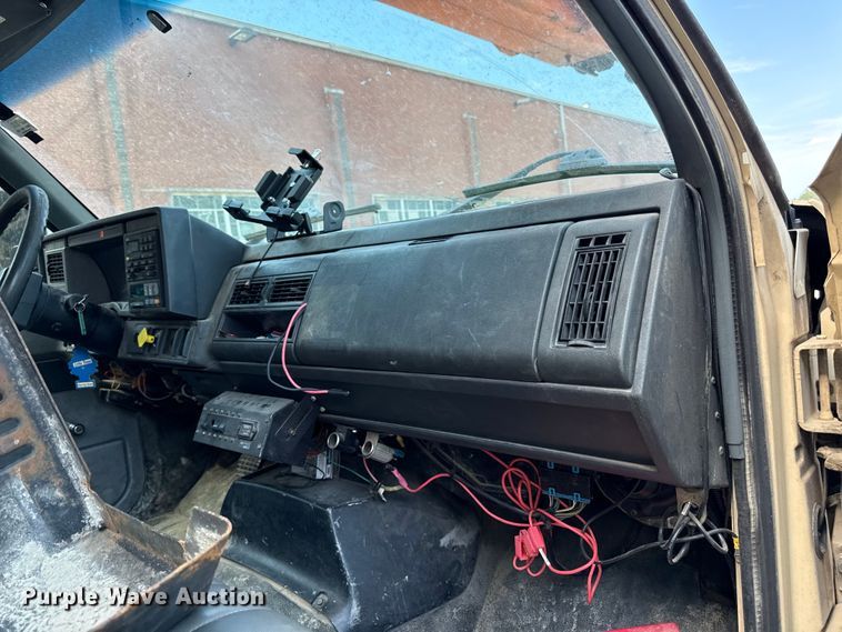 image for item EN8254 2000 GMC C7500 bucket truck