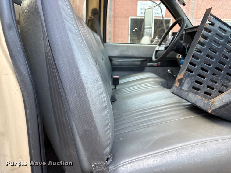 image for item EN8254 2000 GMC C7500 bucket truck