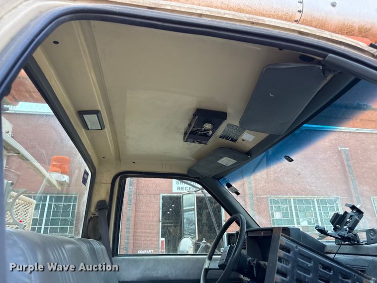 image for item EN8254 2000 GMC C7500 bucket truck