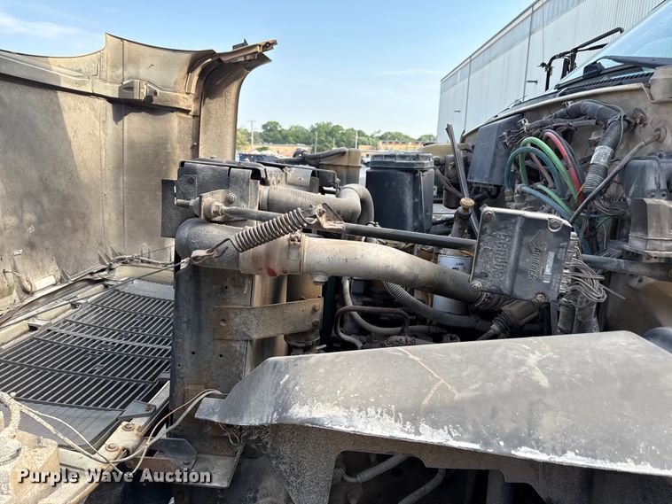 image for item EN8254 2000 GMC C7500 bucket truck