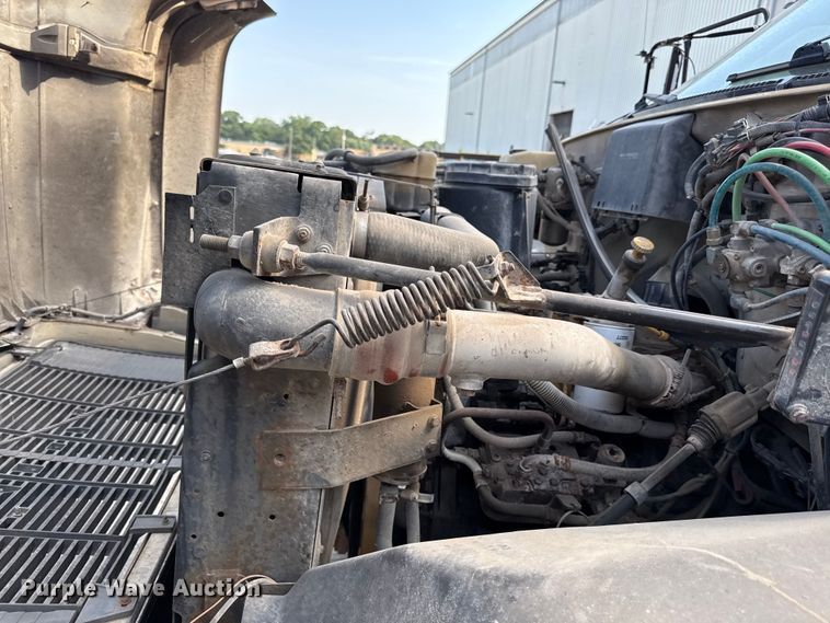 image for item EN8254 2000 GMC C7500 bucket truck