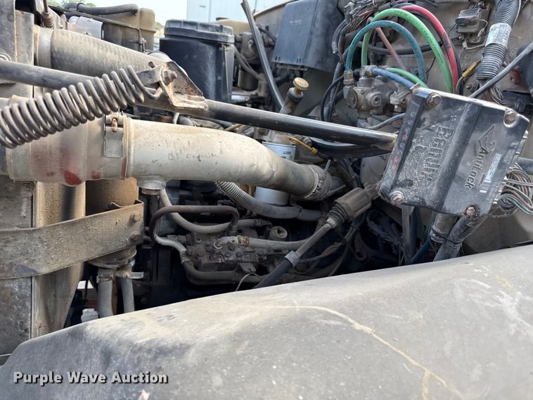 image for item EN8254 2000 GMC C7500 bucket truck