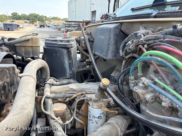 image for item EN8254 2000 GMC C7500 bucket truck