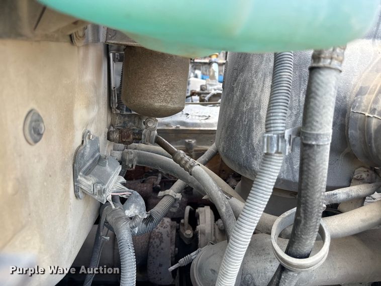 image for item EN8254 2000 GMC C7500 bucket truck