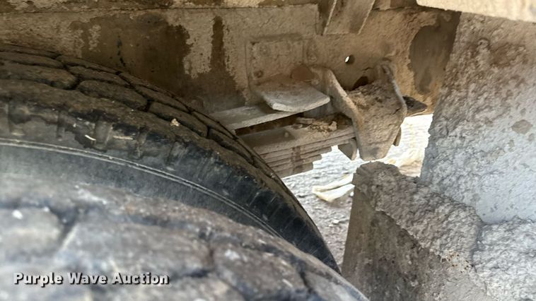 image for item EN8254 2000 GMC C7500 bucket truck