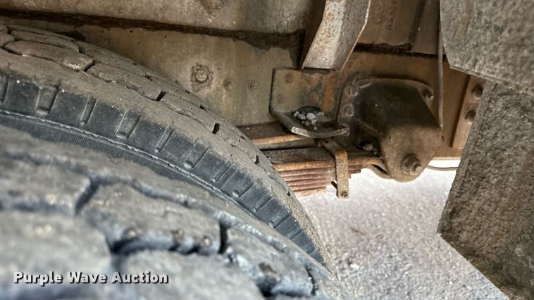 image for item EN8254 2000 GMC C7500 bucket truck