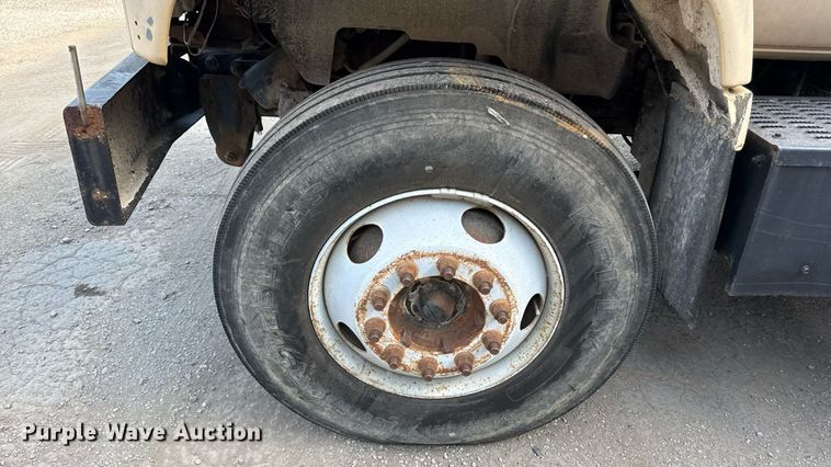 image for item EN8254 2000 GMC C7500 bucket truck