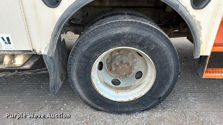 image for item EN8254 2000 GMC C7500 bucket truck