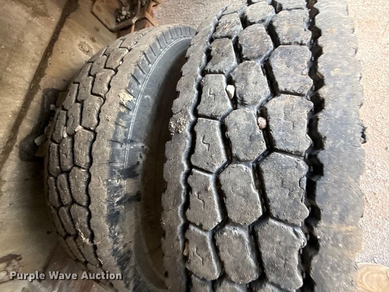 image for item EN8254 2000 GMC C7500 bucket truck