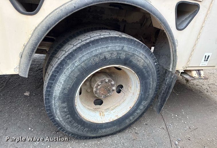 image for item EN8254 2000 GMC C7500 bucket truck