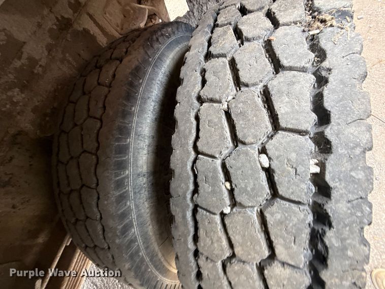 image for item EN8254 2000 GMC C7500 bucket truck