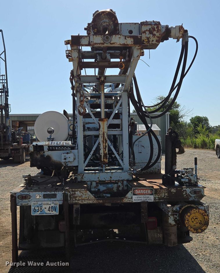 image for item EN8295 1991 Ford F700 drilling rig truck