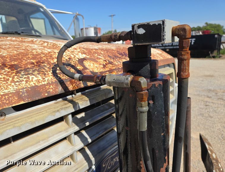 image for item EN8295 1991 Ford F700 drilling rig truck