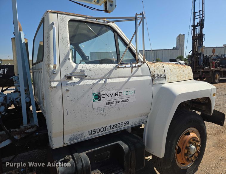 image for item EN8295 1991 Ford F700 drilling rig truck