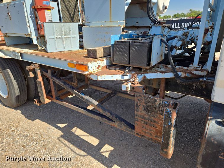 image for item EN8295 1991 Ford F700 drilling rig truck