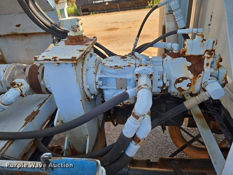 image for item EN8295 1991 Ford F700 drilling rig truck