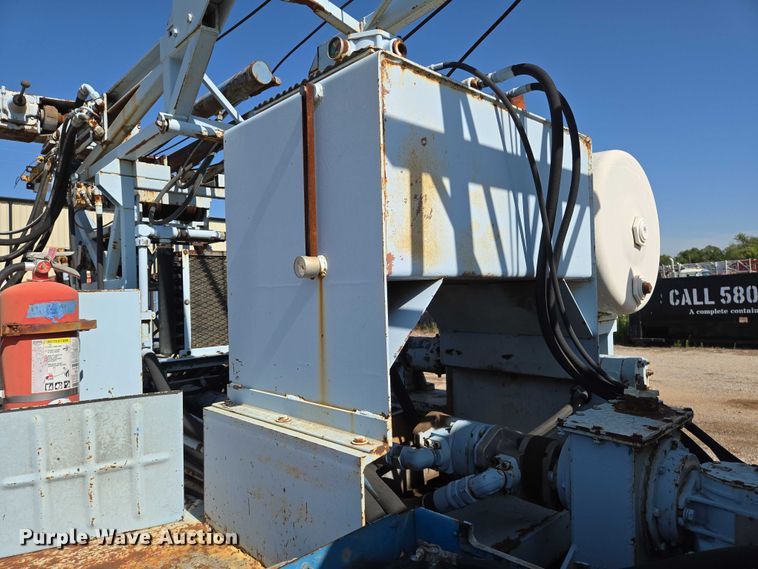 image for item EN8295 1991 Ford F700 drilling rig truck