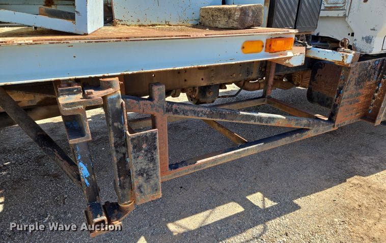 image for item EN8295 1991 Ford F700 drilling rig truck