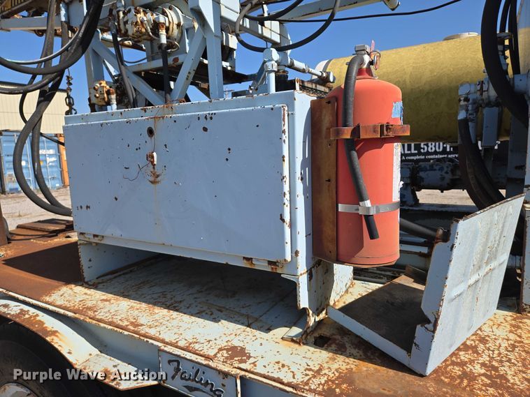 image for item EN8295 1991 Ford F700 drilling rig truck