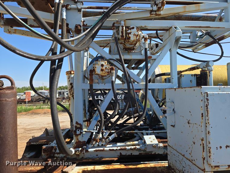 image for item EN8295 1991 Ford F700 drilling rig truck