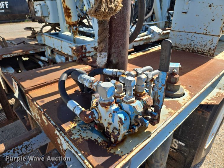 image for item EN8295 1991 Ford F700 drilling rig truck