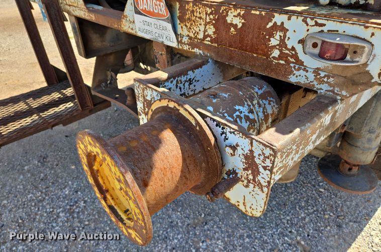 image for item EN8295 1991 Ford F700 drilling rig truck