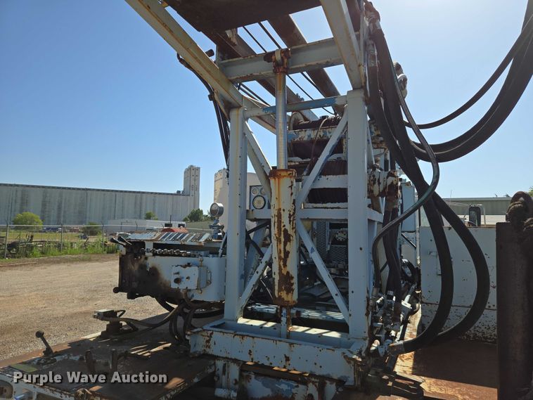 image for item EN8295 1991 Ford F700 drilling rig truck