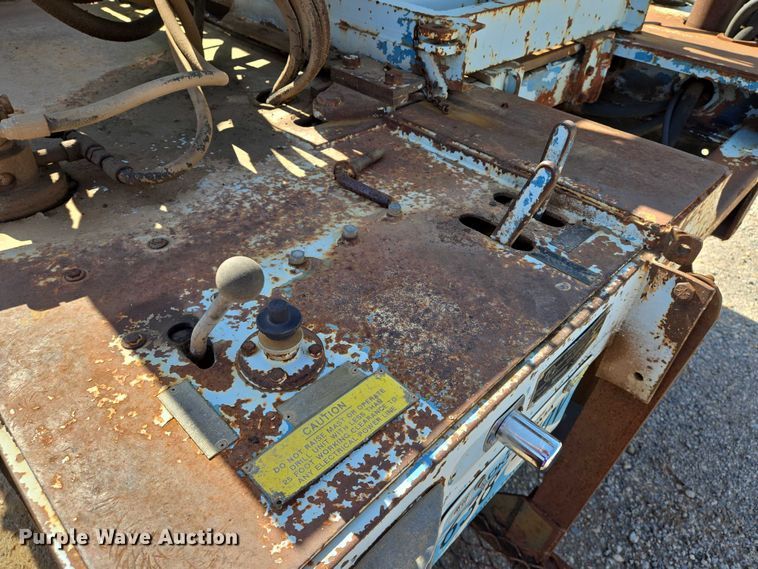 image for item EN8295 1991 Ford F700 drilling rig truck