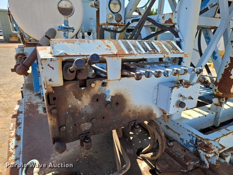 image for item EN8295 1991 Ford F700 drilling rig truck