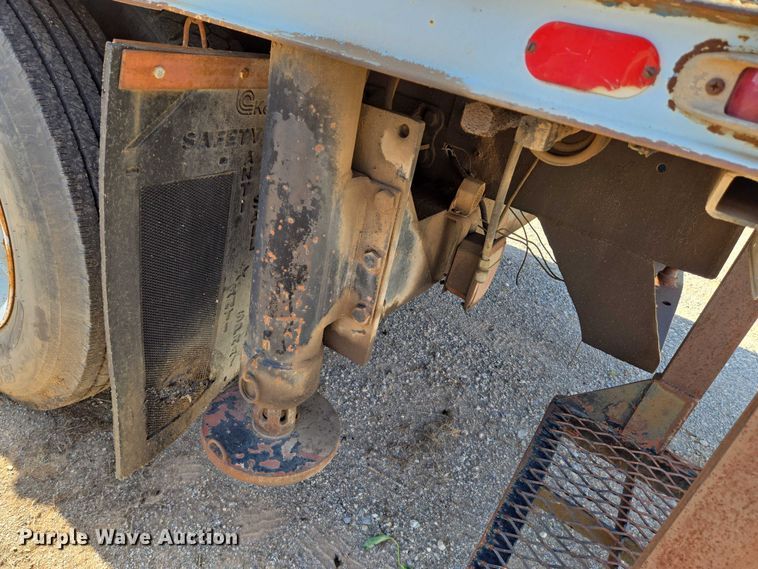 image for item EN8295 1991 Ford F700 drilling rig truck