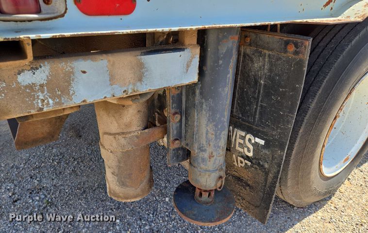 image for item EN8295 1991 Ford F700 drilling rig truck