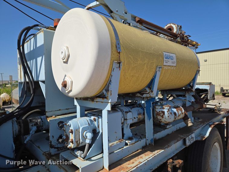 image for item EN8295 1991 Ford F700 drilling rig truck