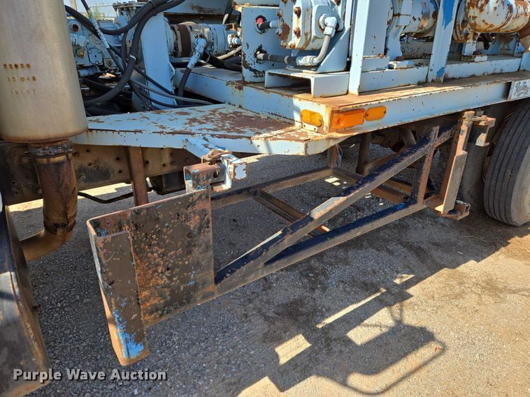 image for item EN8295 1991 Ford F700 drilling rig truck