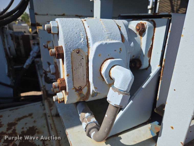 image for item EN8295 1991 Ford F700 drilling rig truck