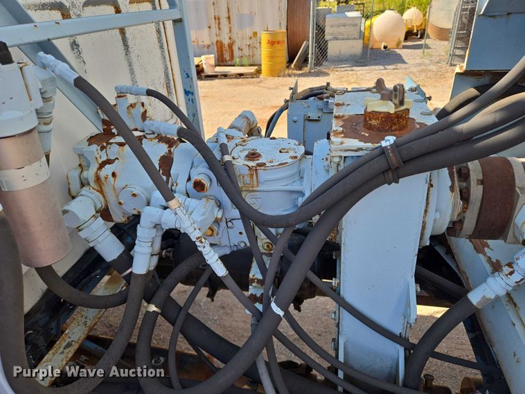 image for item EN8295 1991 Ford F700 drilling rig truck