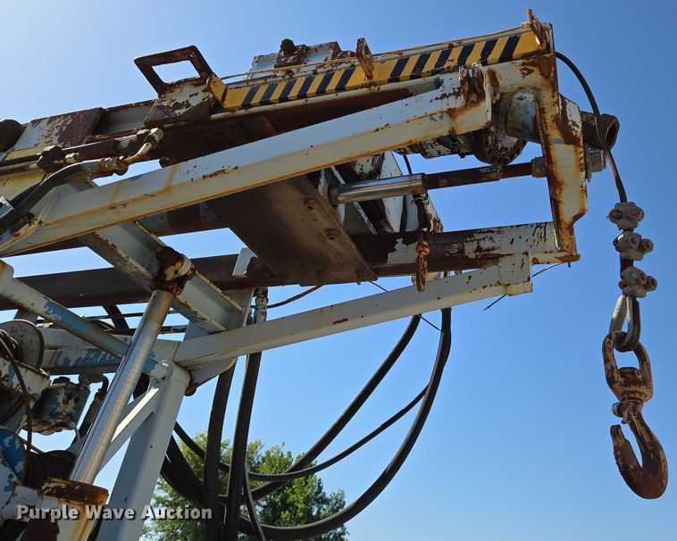 image for item EN8295 1991 Ford F700 drilling rig truck