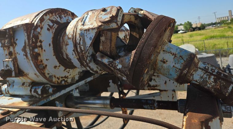 image for item EN8295 1991 Ford F700 drilling rig truck