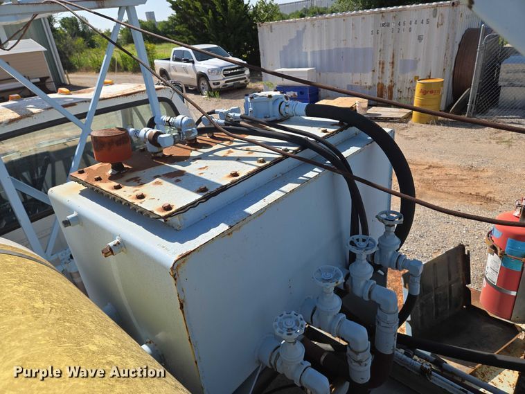 image for item EN8295 1991 Ford F700 drilling rig truck