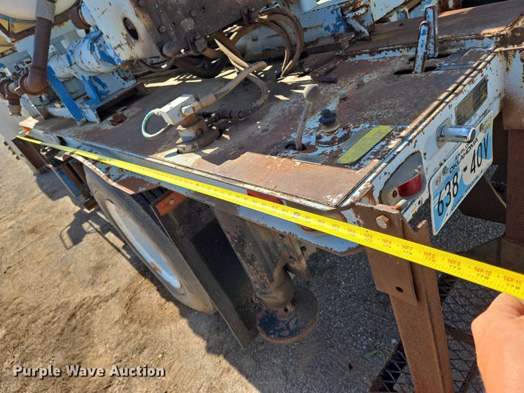 image for item EN8295 1991 Ford F700 drilling rig truck