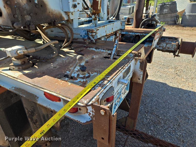 image for item EN8295 1991 Ford F700 drilling rig truck