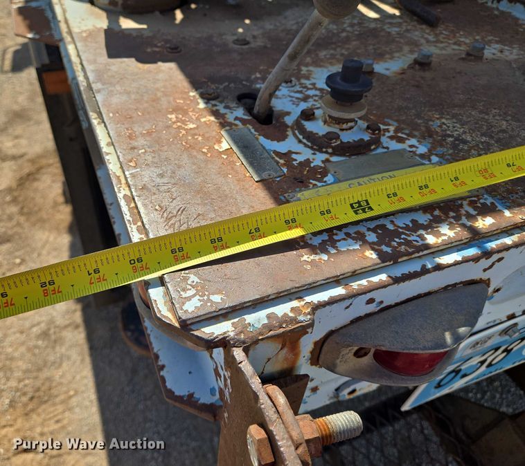 image for item EN8295 1991 Ford F700 drilling rig truck