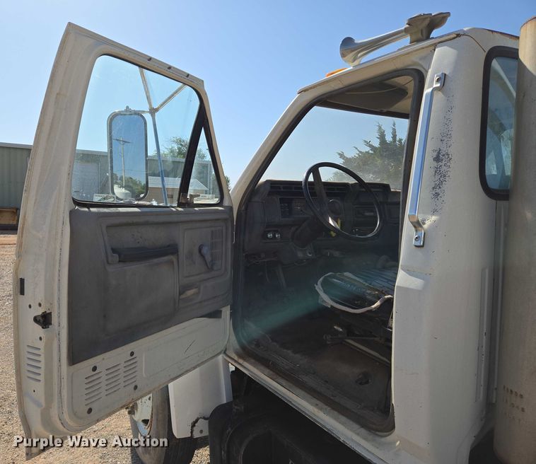 image for item EN8295 1991 Ford F700 drilling rig truck