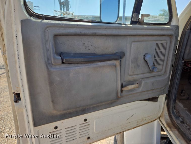 image for item EN8295 1991 Ford F700 drilling rig truck