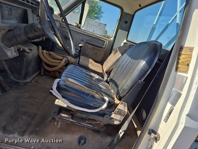 image for item EN8295 1991 Ford F700 drilling rig truck