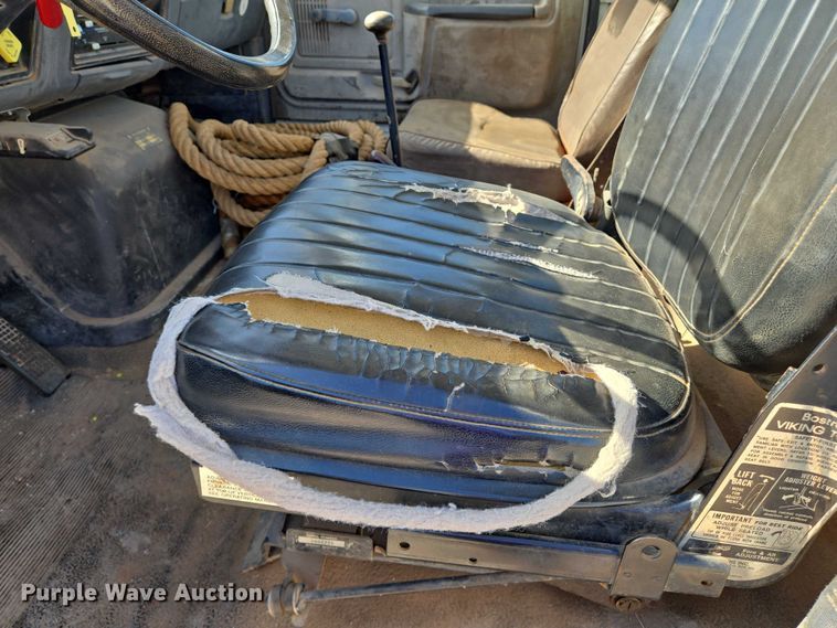 image for item EN8295 1991 Ford F700 drilling rig truck