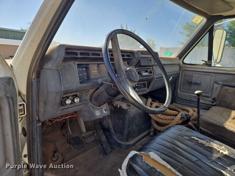 image for item EN8295 1991 Ford F700 drilling rig truck