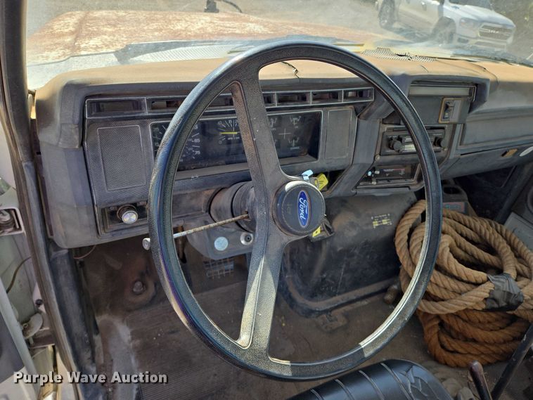 image for item EN8295 1991 Ford F700 drilling rig truck