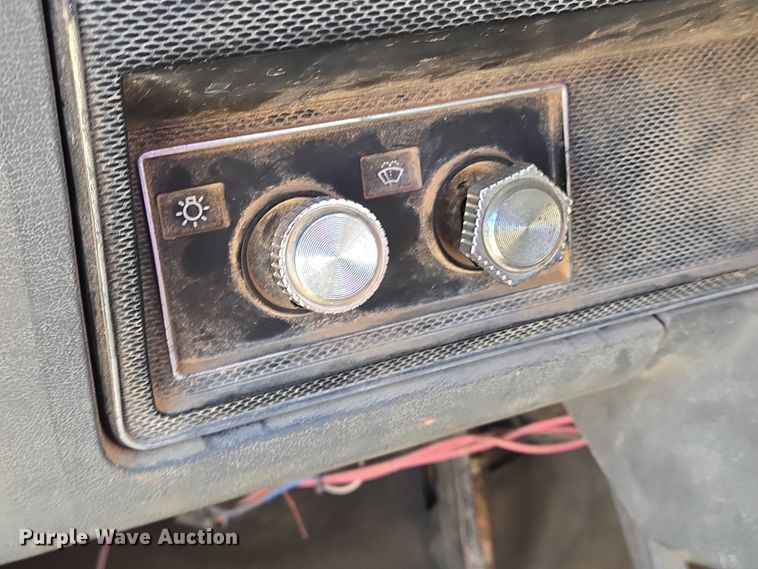 image for item EN8295 1991 Ford F700 drilling rig truck