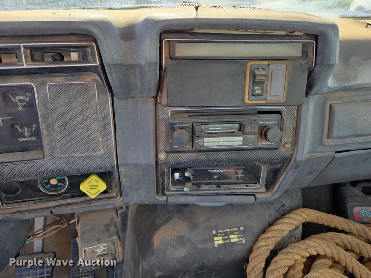 image for item EN8295 1991 Ford F700 drilling rig truck